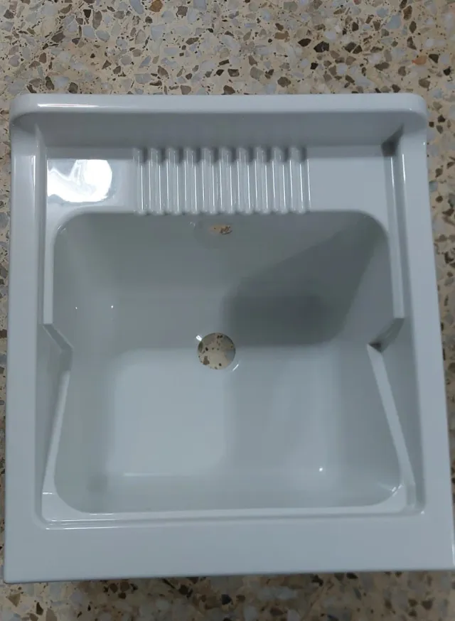 Lavadero blanco con patas