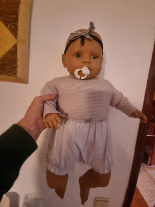 Boneco bebé com chupeta e laço  Famosa