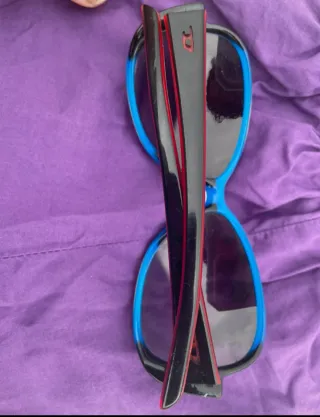 Occhiali Diesel neri e rossi