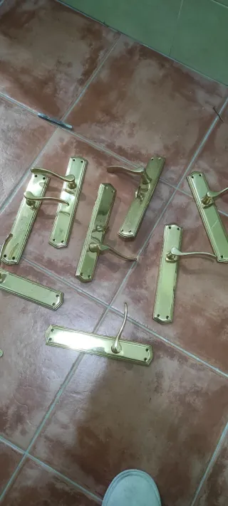 Manillas de puerta doradas