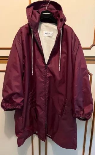 Cappotto impermeabile lungo con cappuccio