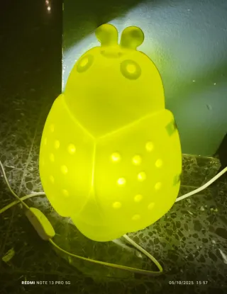 Lámpara mariquita verde fluorescente