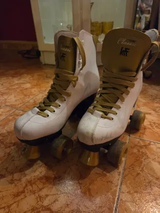 Patines Clásicos Blancos y Dorados. Talla 38