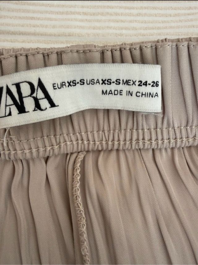 Falda larga beige plisada de Zara
un solo uso