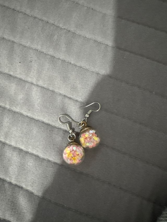 Pendientes de bola con purpurina