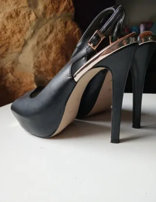 Zapatos de tacón negros y dorados