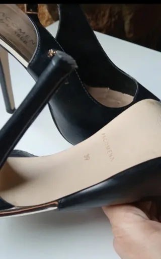 Zapatos de tacón negros y dorados