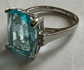 Anello con pietra azzurra e zirconi, bigiotteria