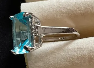 Anello con pietra azzurra e zirconi, bigiotteria