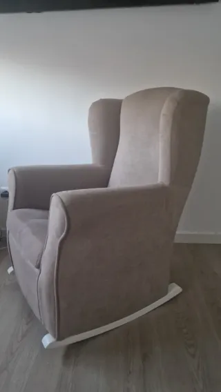 Sedia a dondolo di design in tessuto grigio