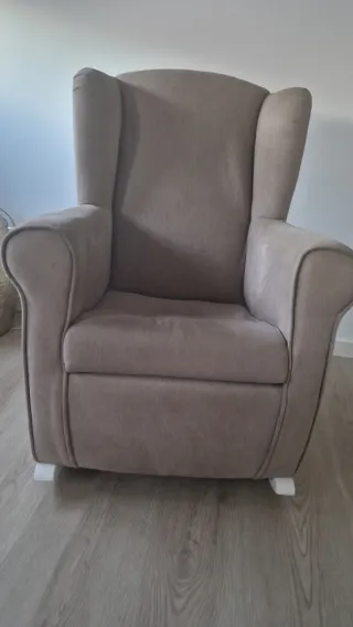 Sedia a dondolo di design in tessuto grigio