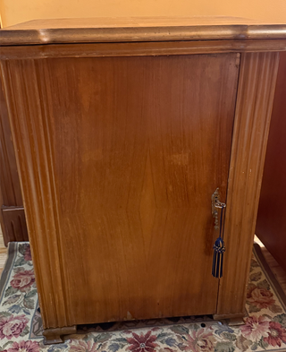 Mueble de costura antiguo de madera