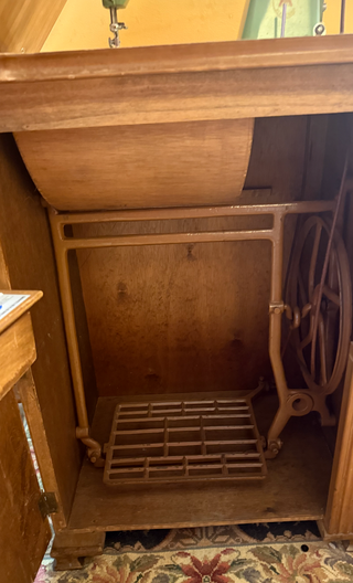 Mueble de costura antiguo de madera