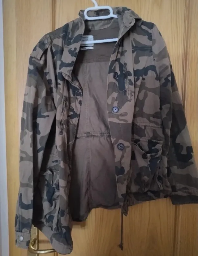 Chaqueta camuflaje Bershka Talla L