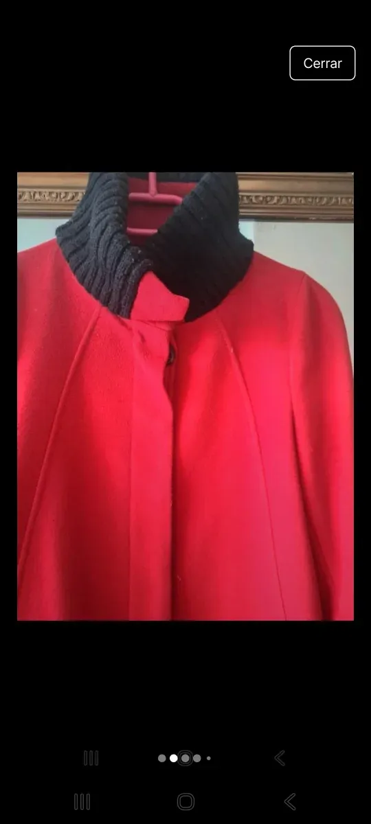 Abrigo rojo con cuello negro