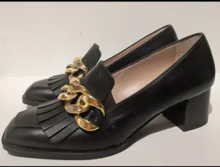 Mocasines negros tacón cadena dorada