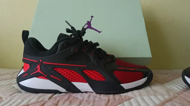 Zapatillas Jordan Hombre Negras y Rojas