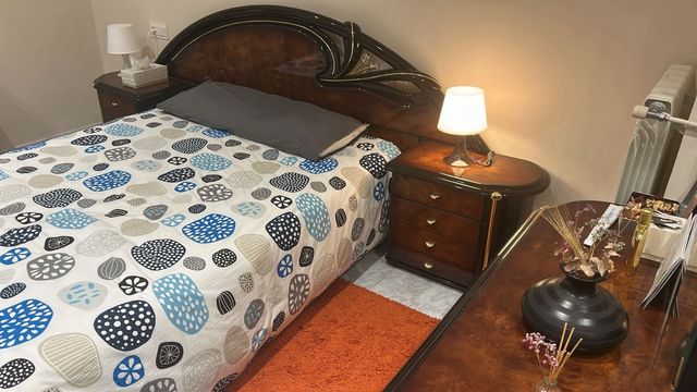 Cabecero, dos mesillas, cómoda espejo, armario