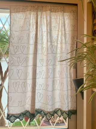Estor o visillo ventana con estampado de corazones