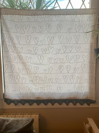 Estor o visillo ventana con estampado de corazones