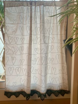 Estor o visillo ventana con estampado de corazones