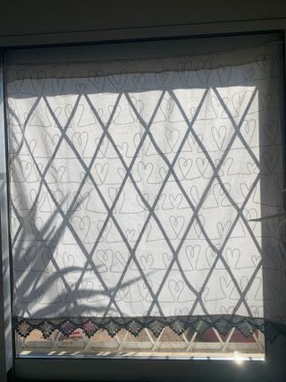 Estor o visillo ventana con estampado de corazones