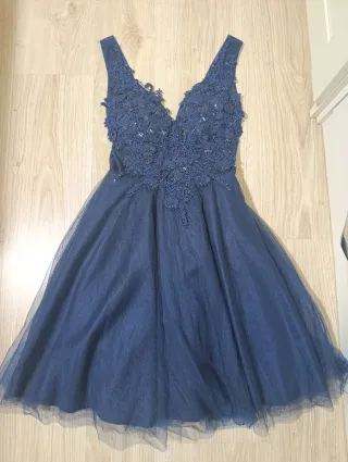 Vestido de fiesta azul con encaje