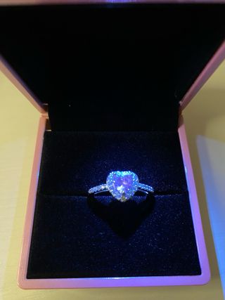 Anillo con piedra central en forma de corazón 