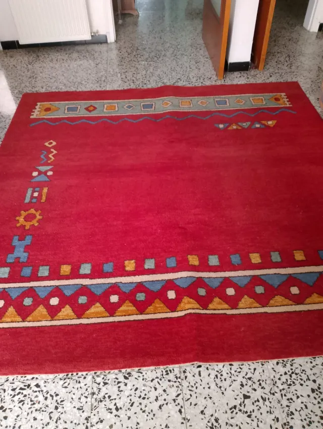 Alfombra roja con diseño geométrico