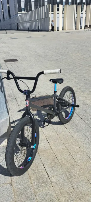Bici BMX 20 Negra con detalles coloridos