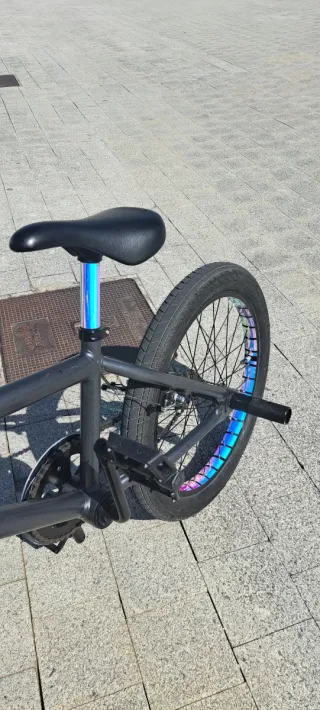 Bici BMX 20 Negra con detalles coloridos