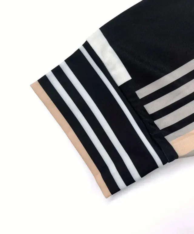 Camiseta con cremallera y estampado geométrico