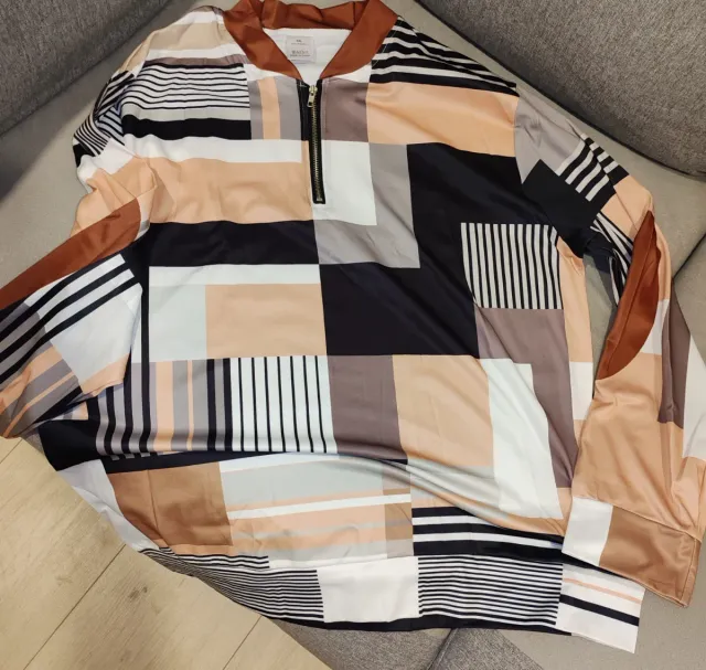 Camiseta con cremallera y estampado geométrico