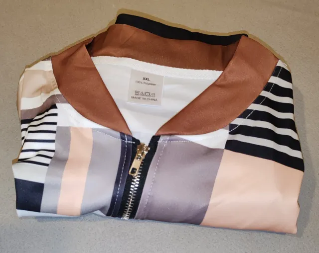 Camiseta con cremallera y estampado geométrico