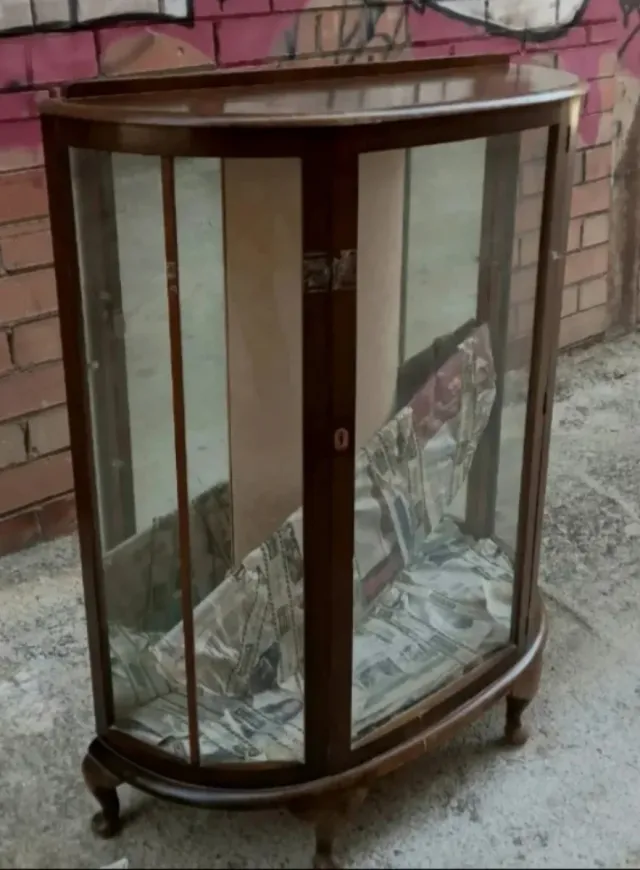 Elegante Vitrina cristal curvo