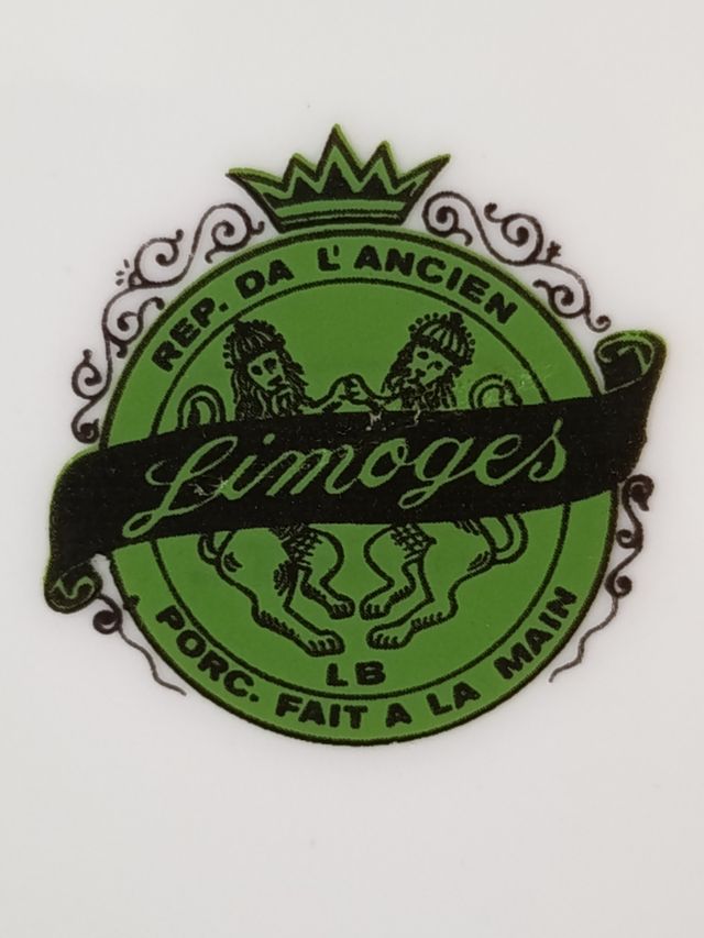 Piatto in porcellana con fiori e supporto