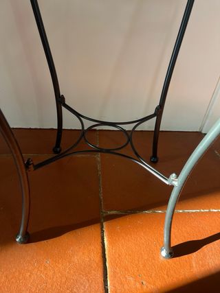 Piedistallo decorativo in vimini e metallo Mesa