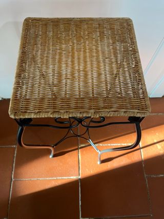 Piedistallo decorativo in vimini e metallo Mesa