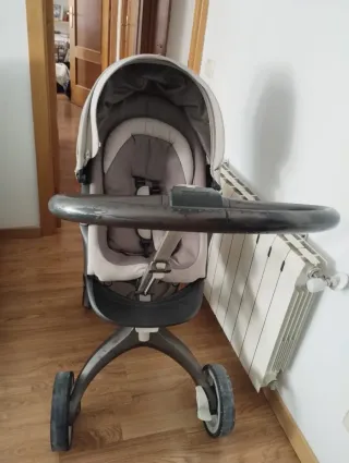 Carrito de bebé gris