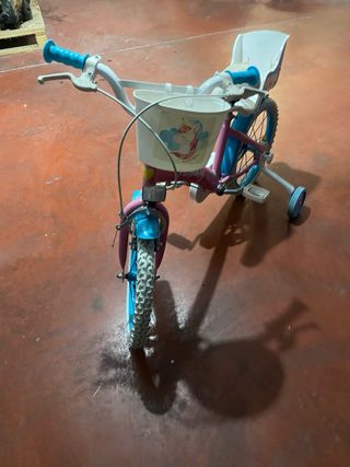 Bicicleta infantil rosa con ruedines