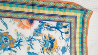 Pañuelo de seda floral azul y naranja