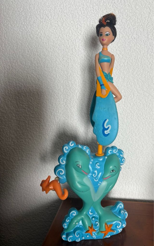Bambola a tema marino con base a delfino