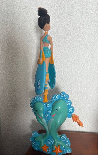 Muñeca temática marina con base de delfines