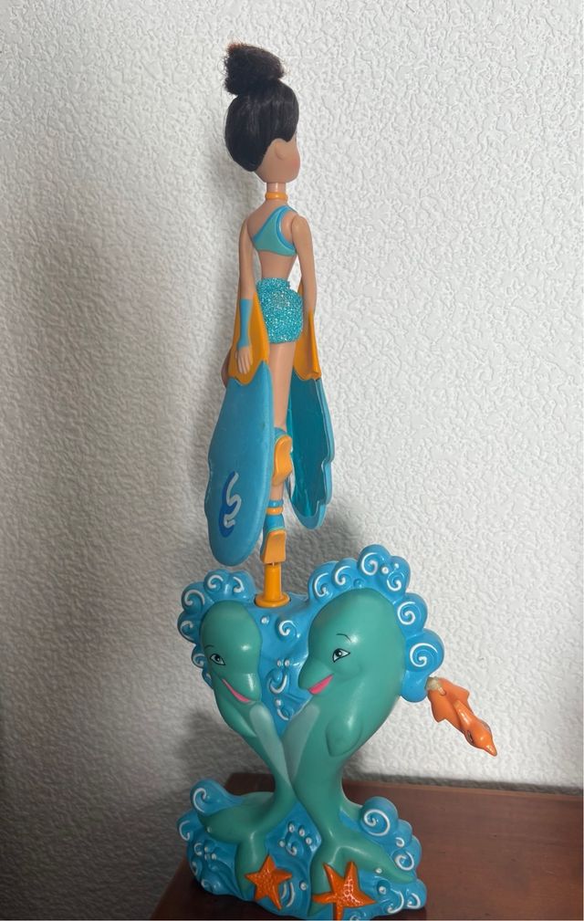 Bambola a tema marino con base a delfino