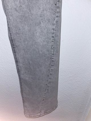 Pantalón Mango gris con tachuelas