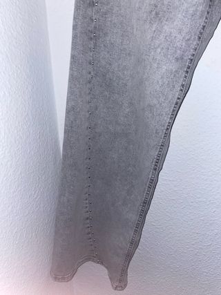 Pantalón Mango gris con tachuelas