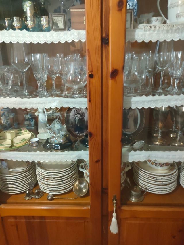 Vitrina de pino macizo 2 03x1,46x43