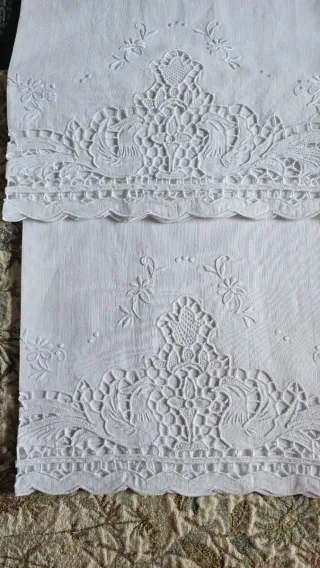 2 Asciugamani o tende ricamate a mano