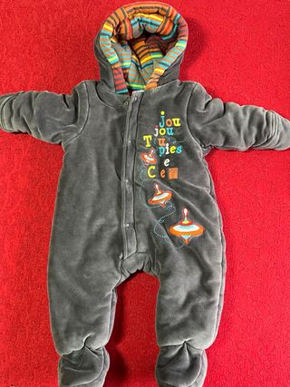 Buzo bebé gris con capucha y dibujos