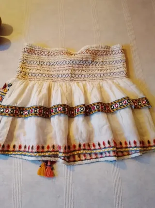 Falda Zara bordada con flecos